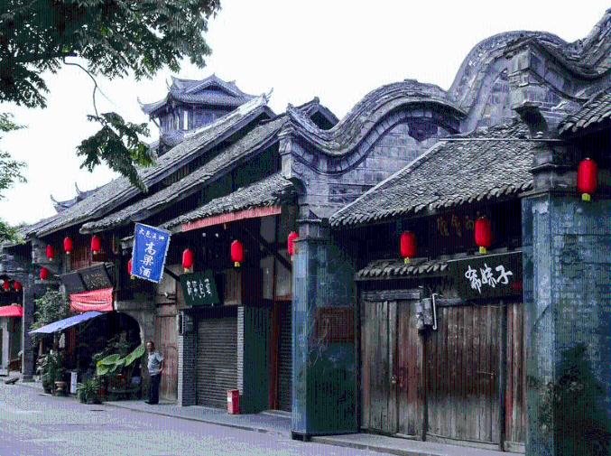 无物业老旧小区发生火灾后 架空层仍杂物乱堆 私拉电线现象严重